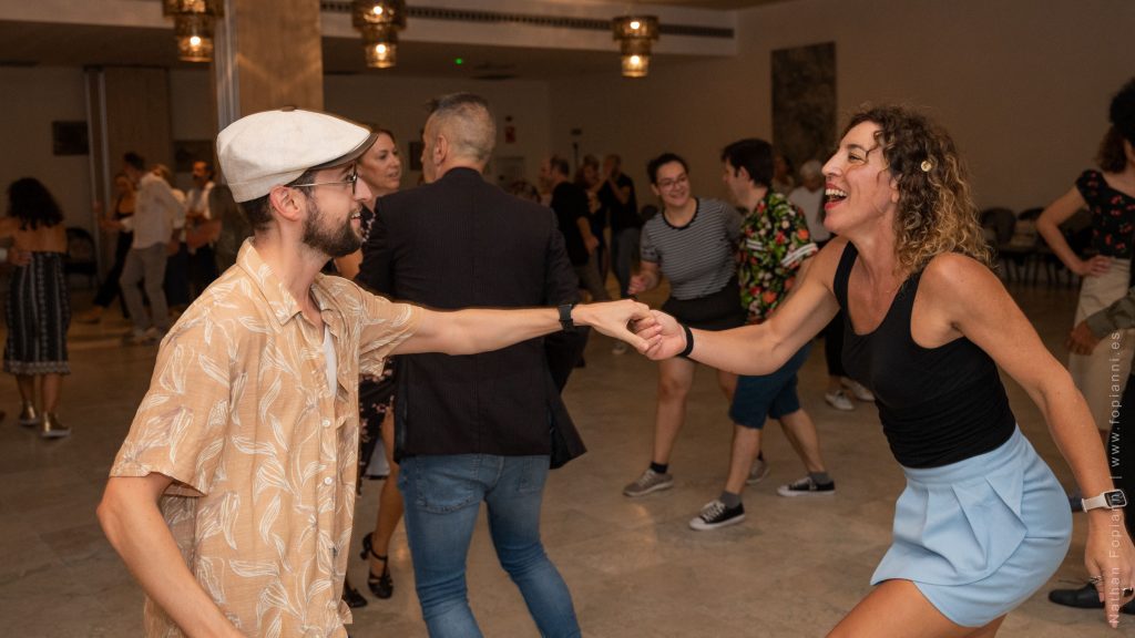 Pareja bailando en una fiesta.